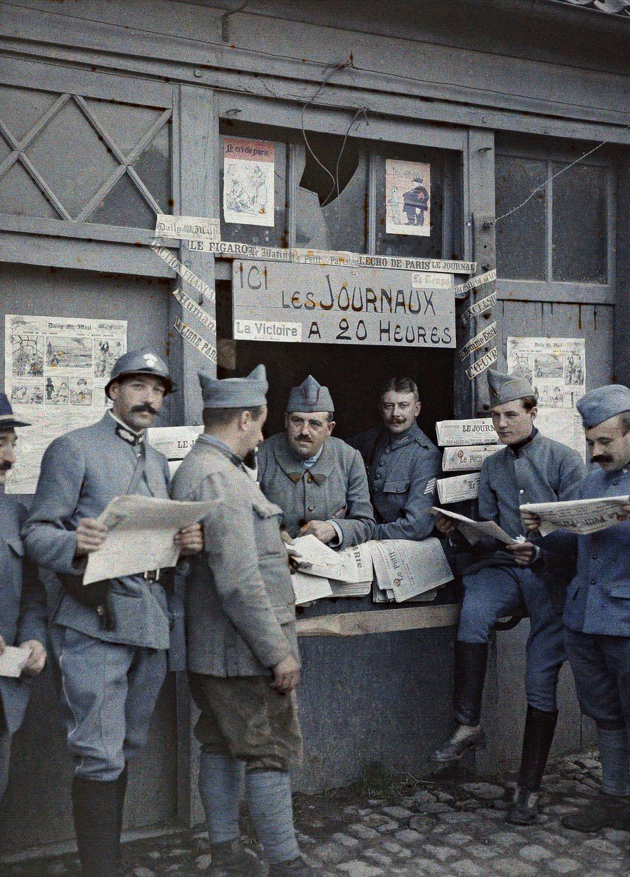 Des soldats français achetant et lisant des journaux à un kiosque à Rexpoede, Département Nord, Région Nord-Pas-de-Calais, France, 6 septembre 1917 - Paul Castelnau
