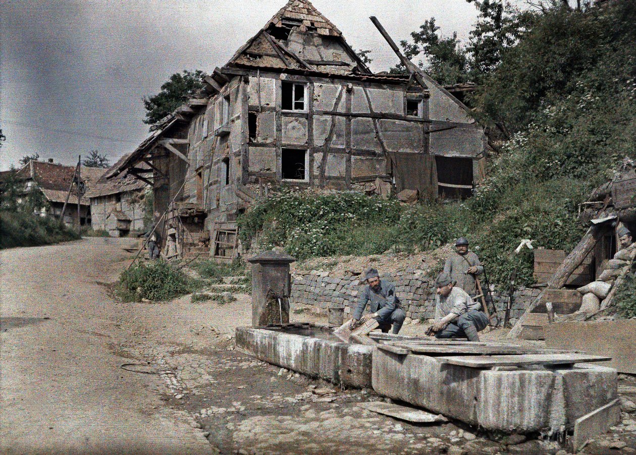 Deux soldats français affectés à une station téléphonique lavant leur linge dans une auge, Largitzen, Département Haut-Rhin, Alsace, France, 18 juin 1917 - Paul Castelnau
