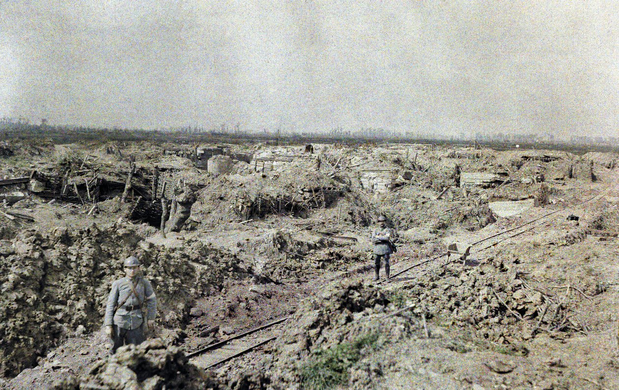 Deux soldats français debout sur une voie ferrée étroite près de la ligne française à Het Sas dans une zone dévastée par des tirs d