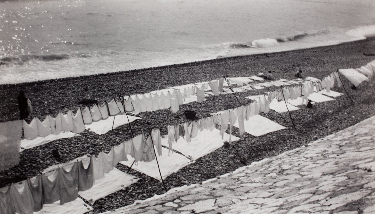 Séchage du linge sur la plage, Nice - Paul Nash