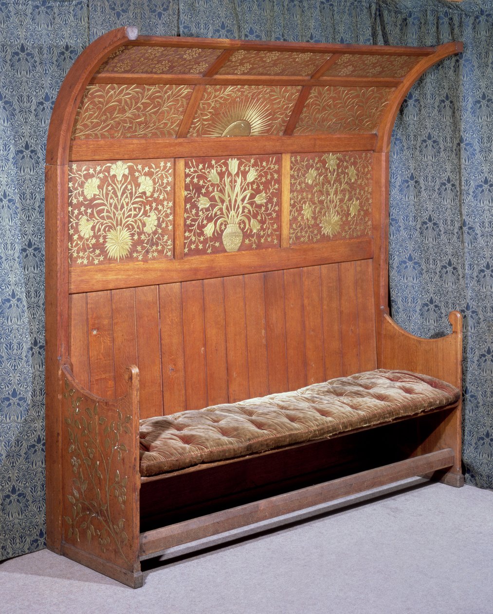 Banquette avec décoration en gesso doré, fabriquée par Morris and Company, c.1865 - Philip Webb