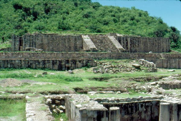 Plates-formes dans la place centrale - Pre Columbian Pre Columbian