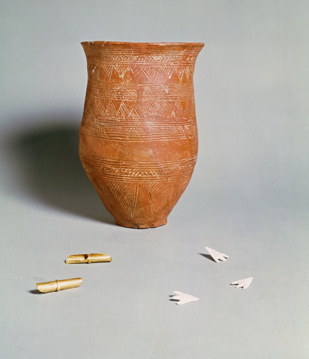 Objets funéraires, y compris des silex, des anneaux de cheveux et un gobelet avec décoration incisée, de Winterslow, Radley, Upper Thames, Âge du Bronze - Prehistoric
