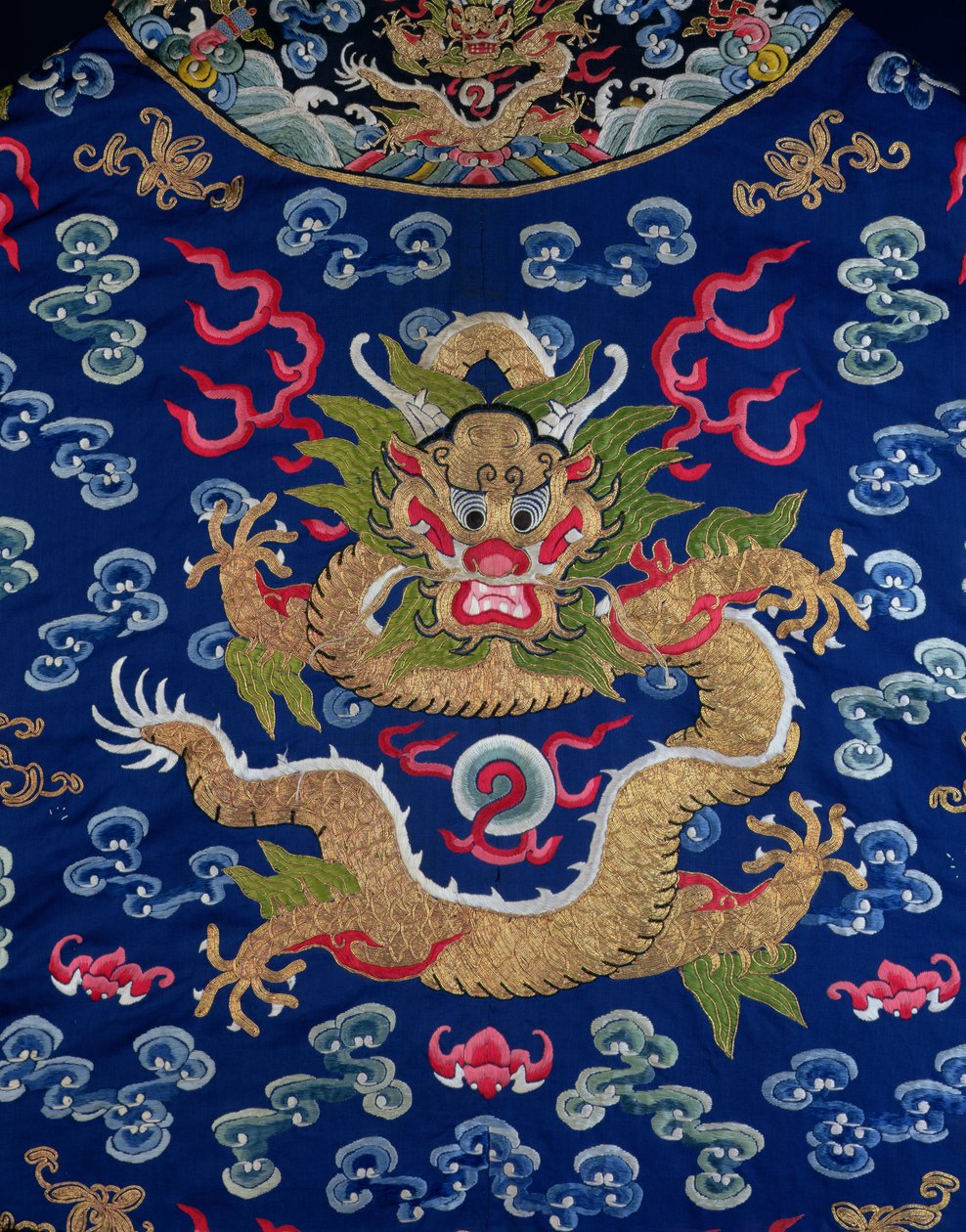 Robe de dragon brodée sur fond bleu, (détail) - Qing Dynasty Chinese School