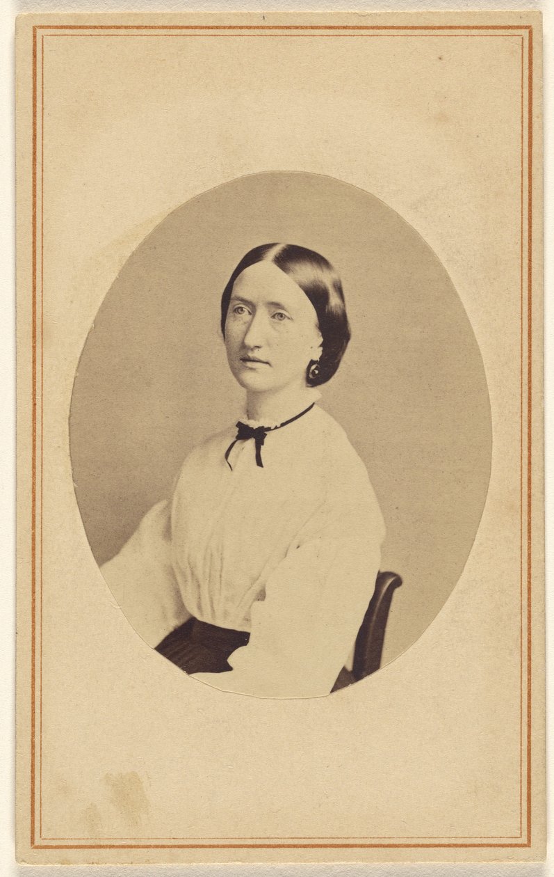 [Femme non identifiée, assise] - R. A. Lord