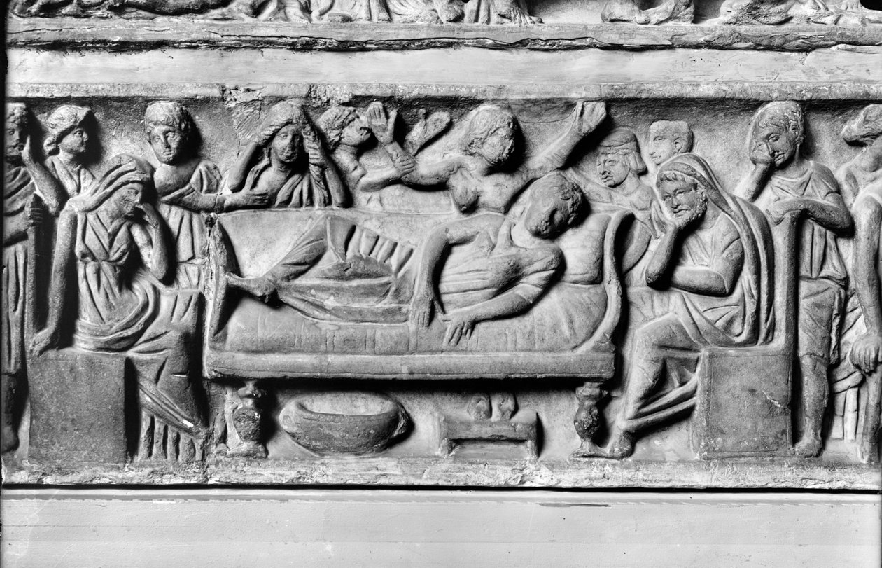 Relief représentant le défunt entouré de parents et d