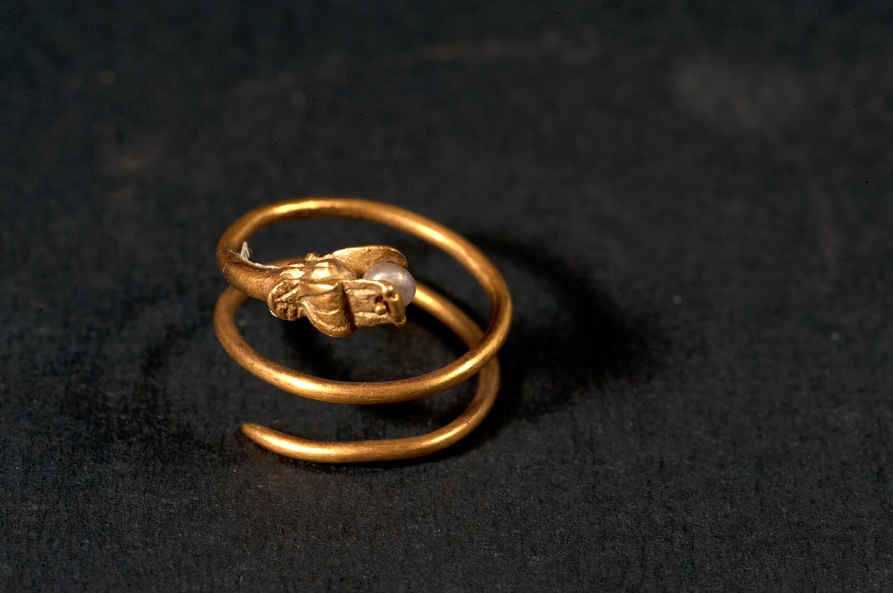 Bague avec une perle en forme de serpent (or et perle) - Roman