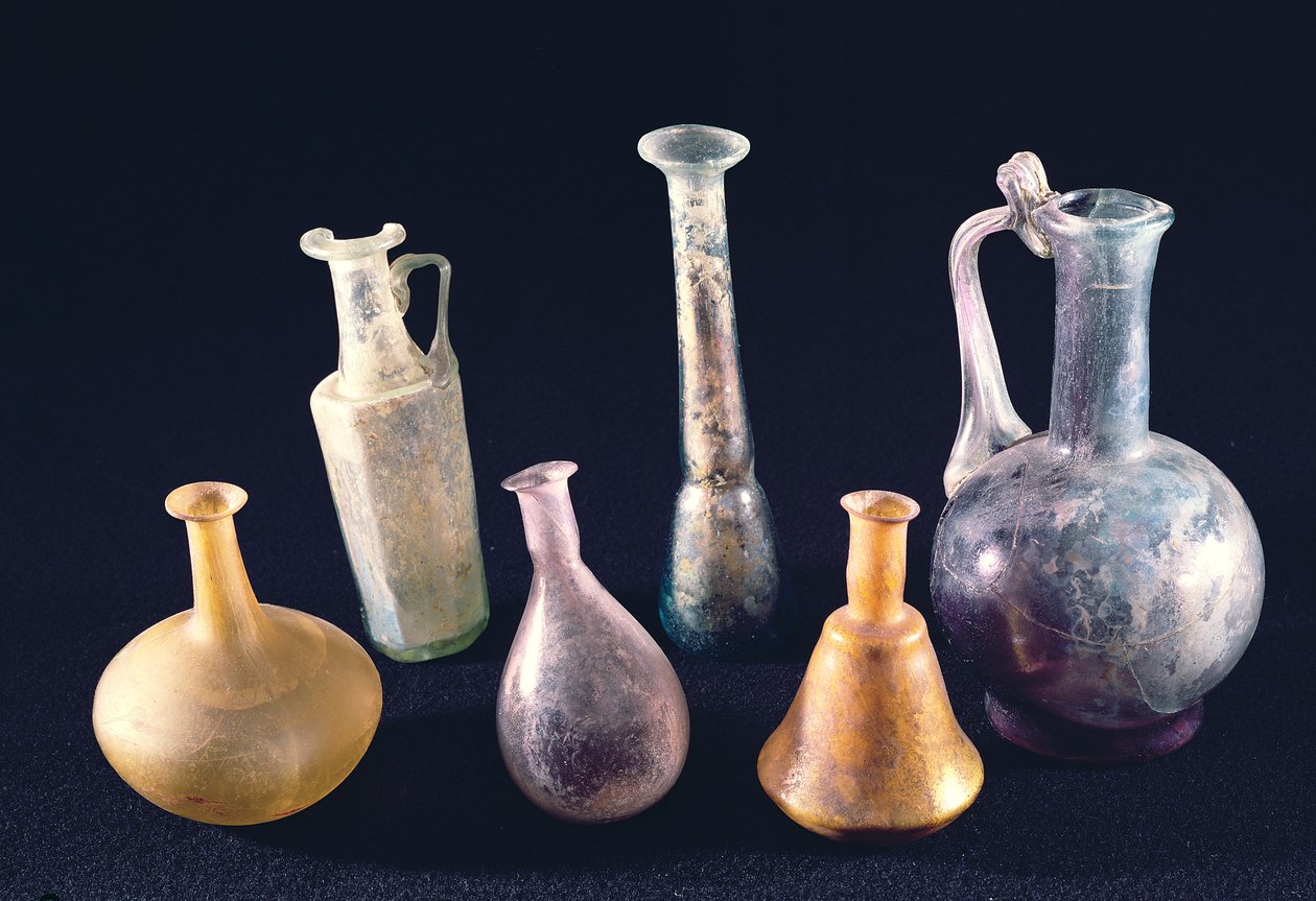 Six vases, d