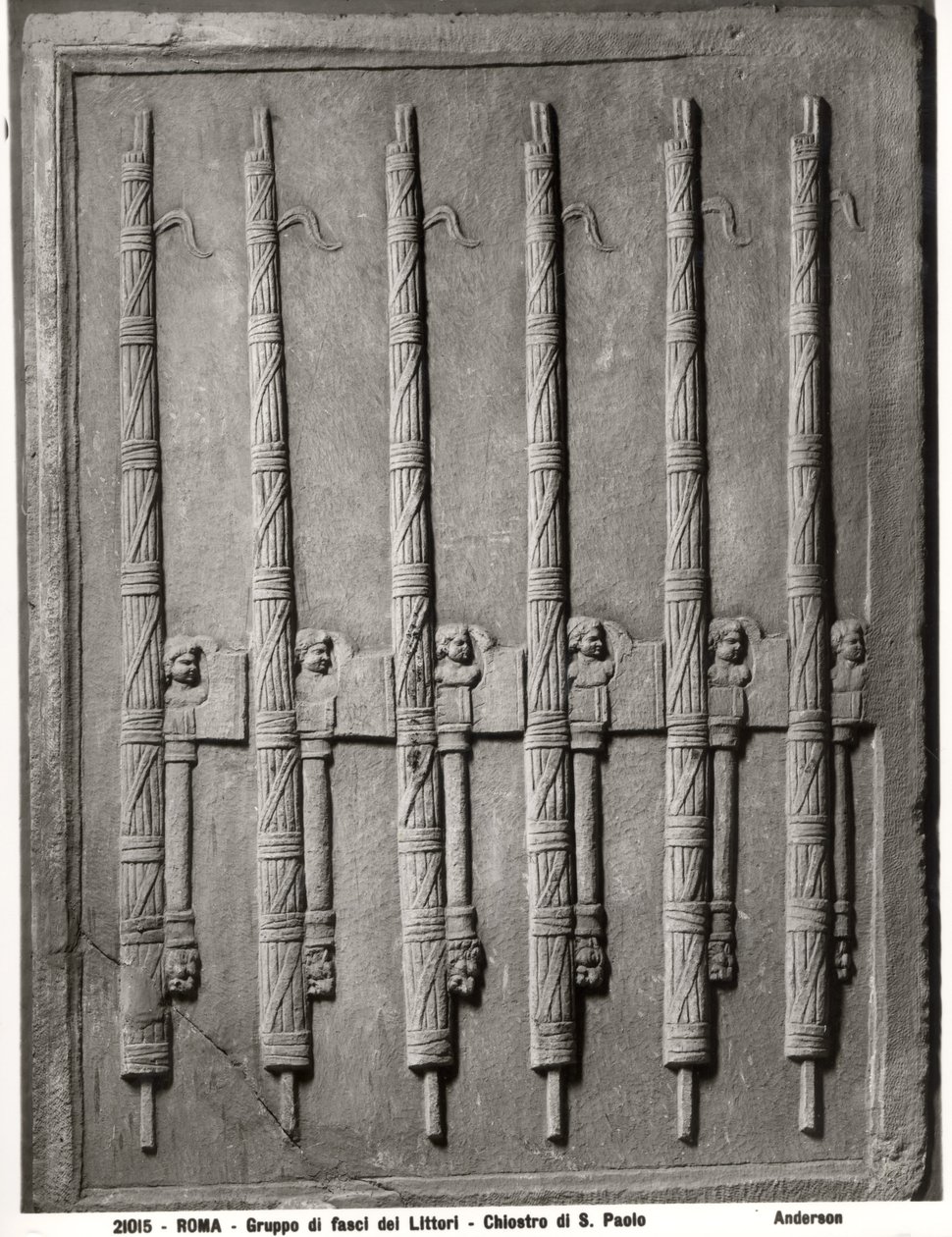 Relief représentant un groupe de licteurs avec faisceaux - Roman Roman