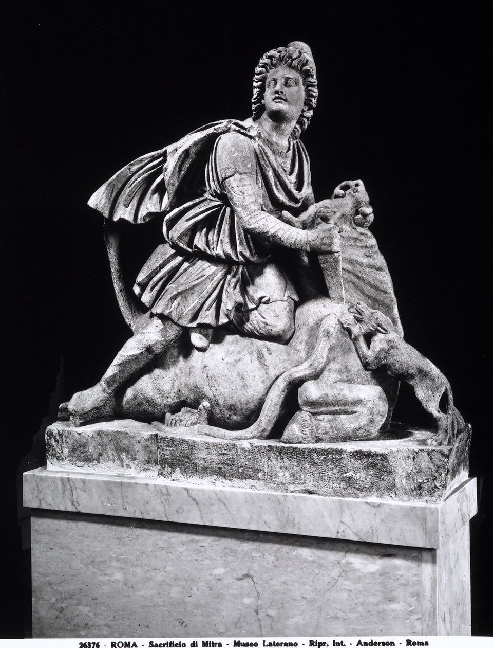 Mithra tuant un taureau - Roman