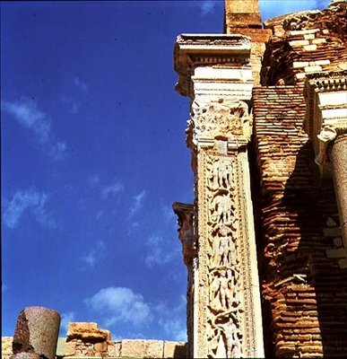 Pilastre de la basilique de Sévère - Roman