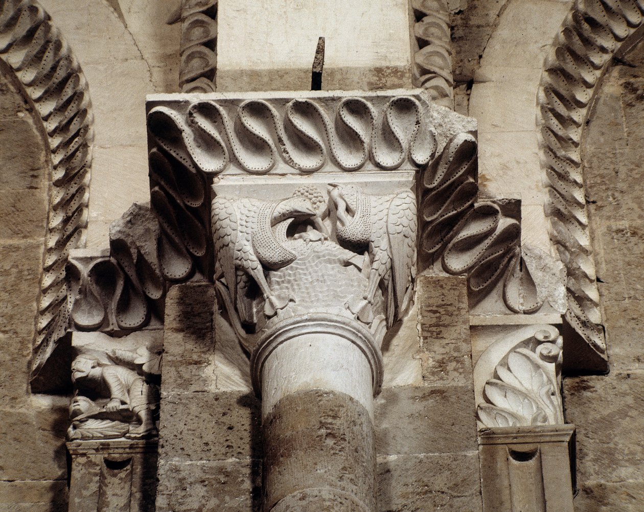 Oiseaux mangeant des poissons et des vers (chapiteau sculpté) - Romanesque