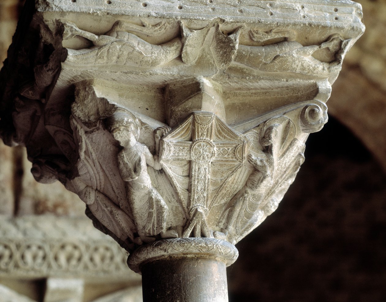 Chapiteau représentant la croix glorieuse (sculpture) - Romanesque