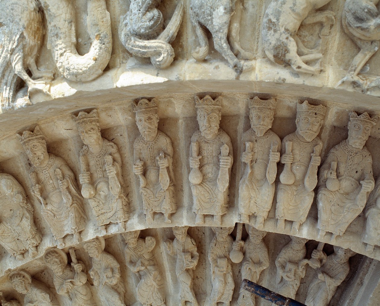 Détail des sculptures du portail sud - Romanesque