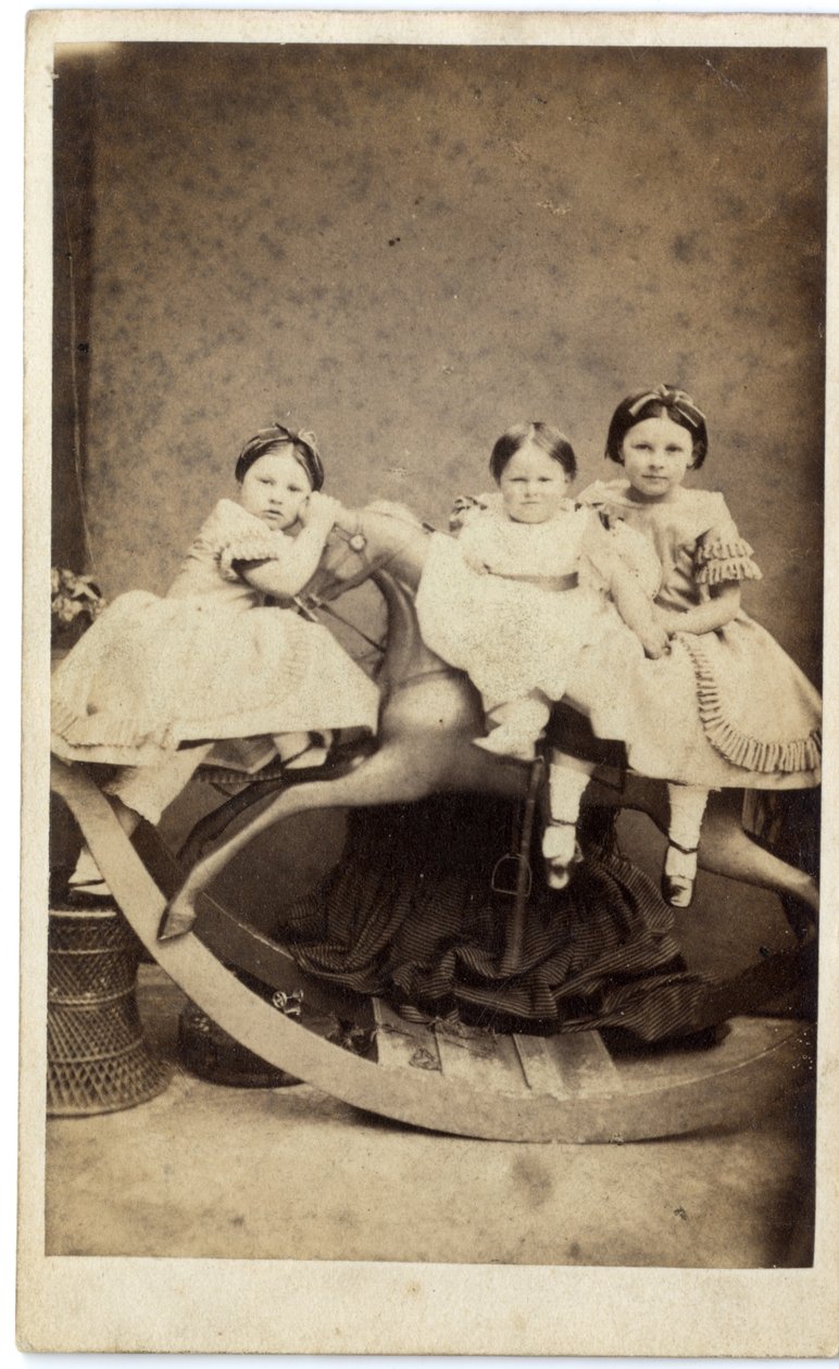 Trois filles sur un cheval à bascule - Ross and Thompson after Ross and Thompson after