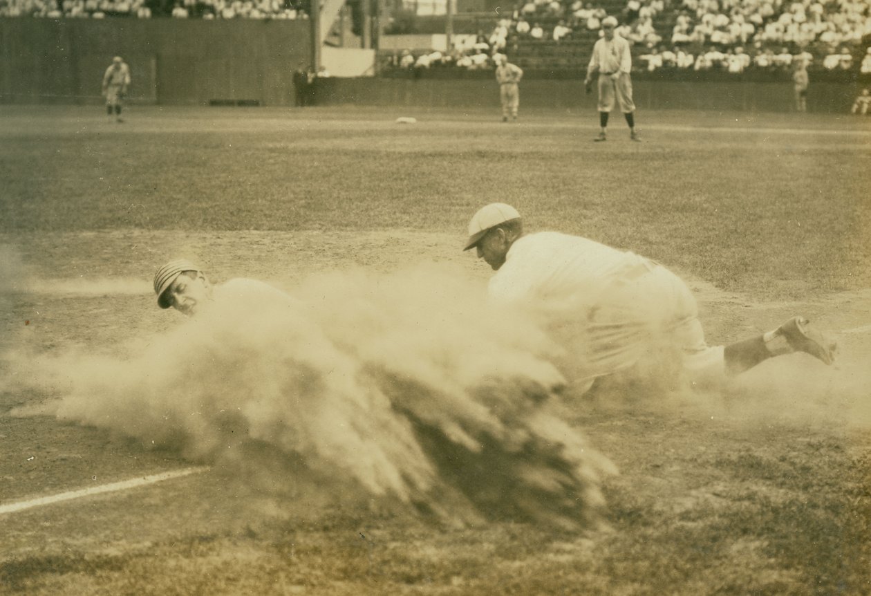 Joueur de baseball glissant vers la troisième base lors d