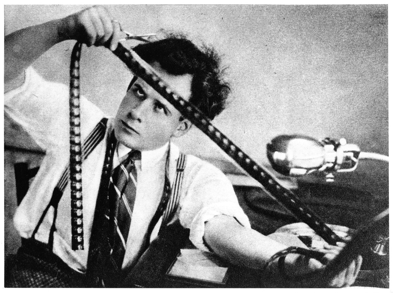 Sergei Eisenstein (1898-1948) éditant le film Octobre, 1928, de Serge Eisenstein, Réflexions d