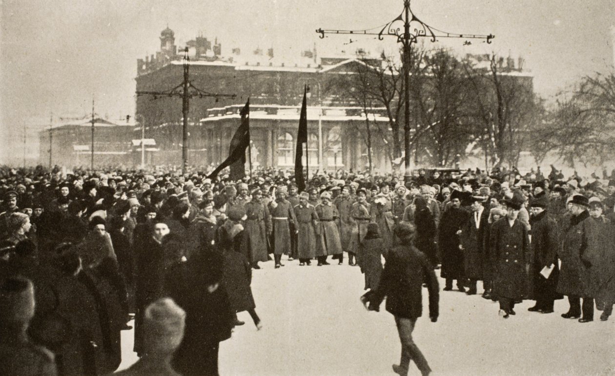 Soldats avec des drapeaux rouges menant une immense foule dans la perspective Nevski, mars 1917 - Russian Photographer