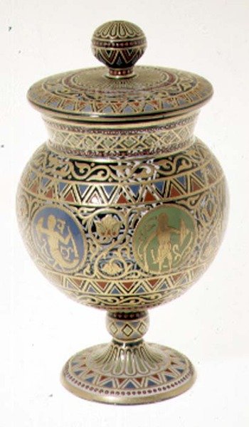 Gobelet couvert, avec décoration émaillée et dorée, marque d