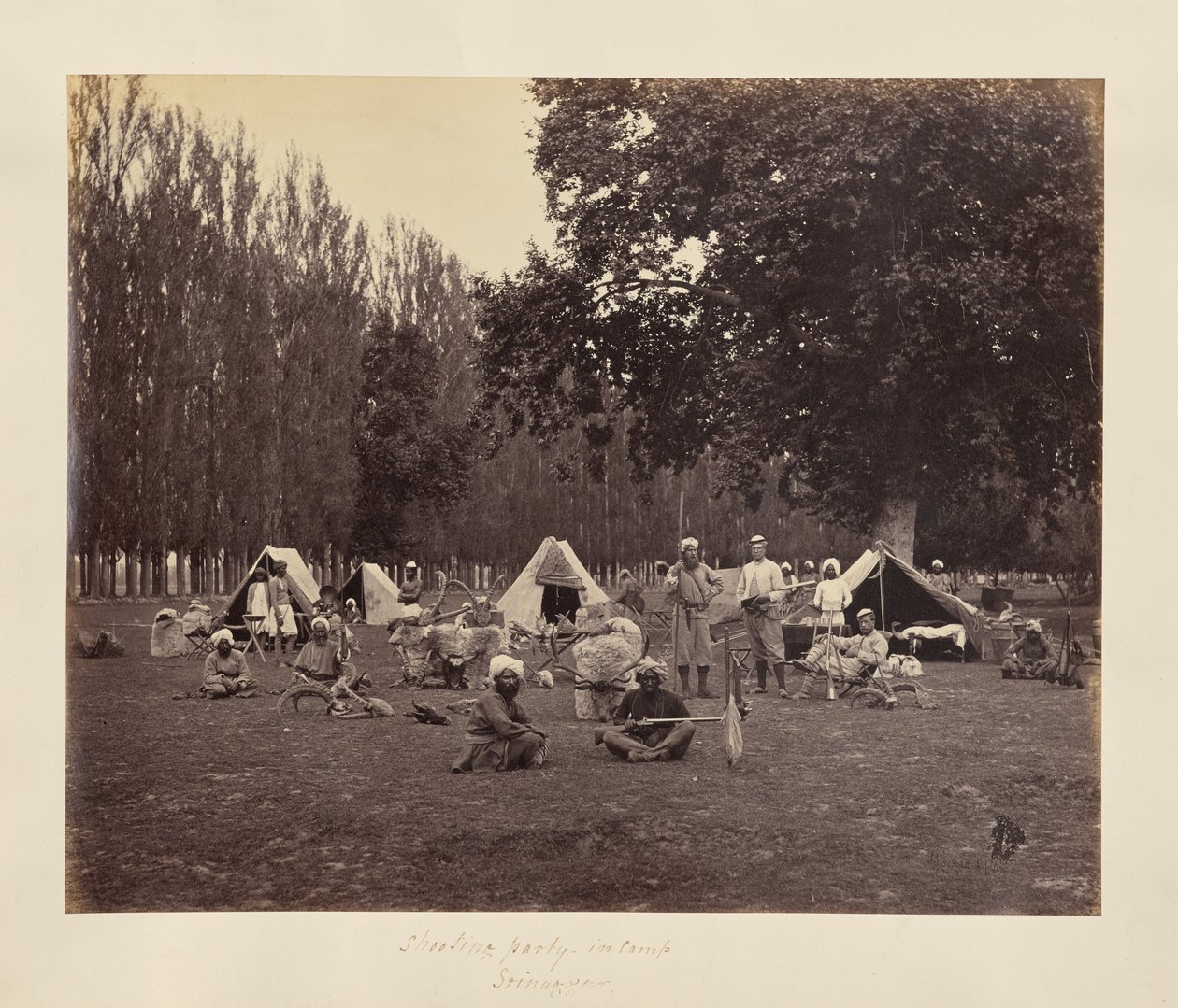Srinuggur ; une partie de tir dans un camp - Samuel Bourne