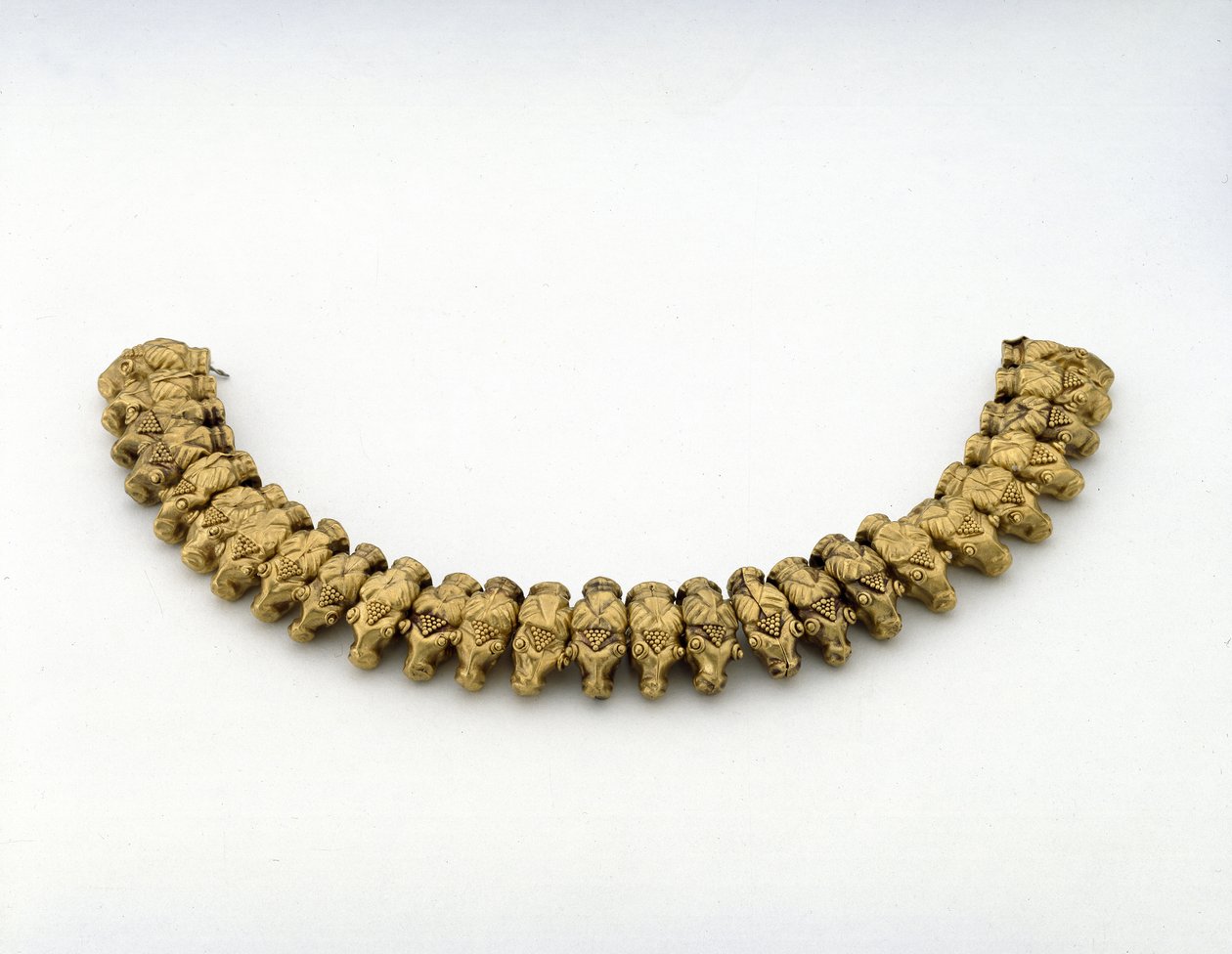 Collier de têtes de béliers, de la tombe II à Nymphaeum en Crimée (or) - Scythian
