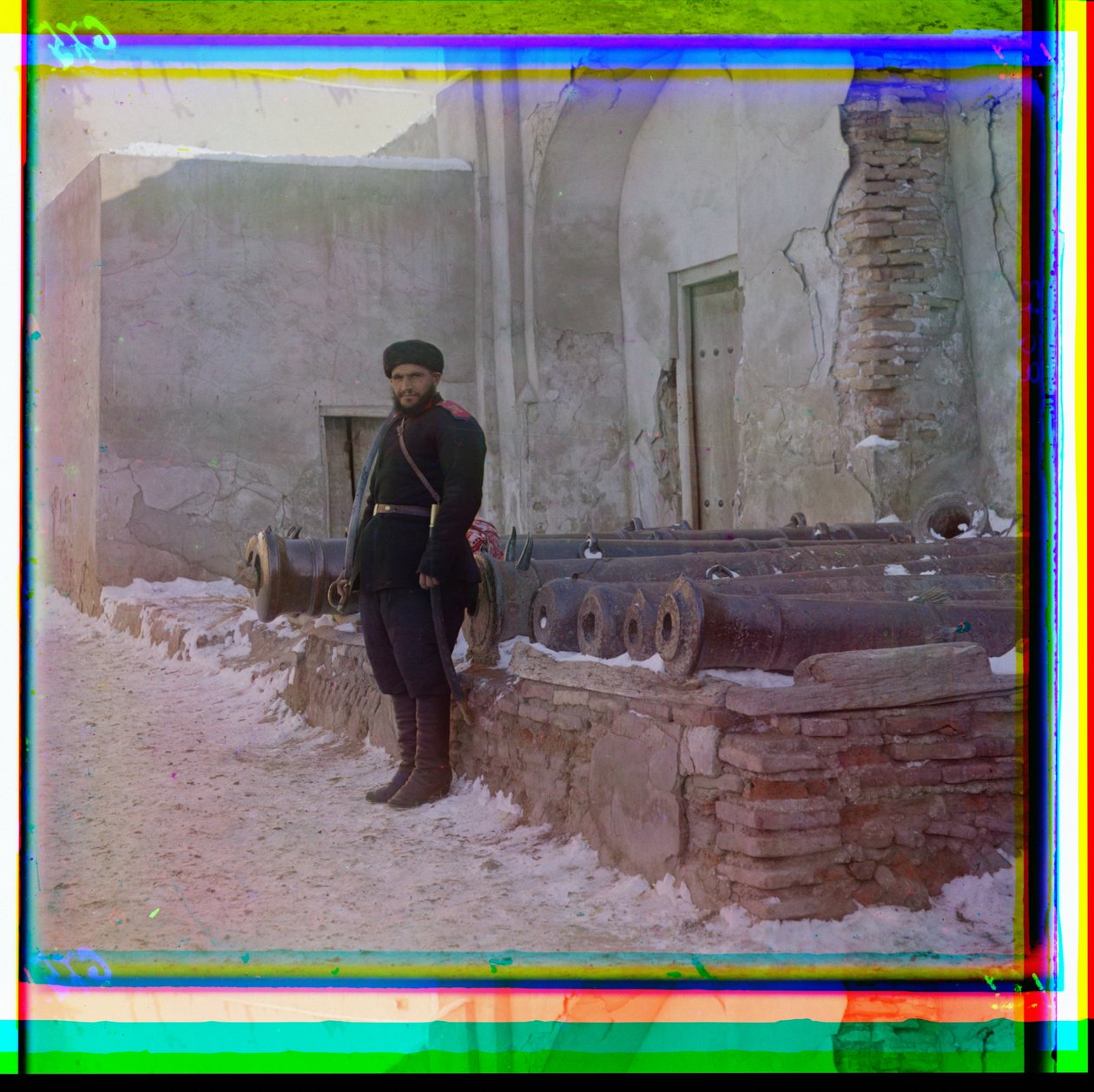 Un soldat russe monte la garde à un palais à côté de vieux canons à Boukhara, 1915 - Sergey Prokudin Gorsky