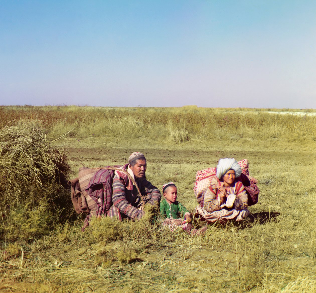 Kirghiz Nomades : un Homme, une Femme et un Enfant dans la Steppe de Golodnaia, Empire Russe - Sergey Prokudin Gorsky