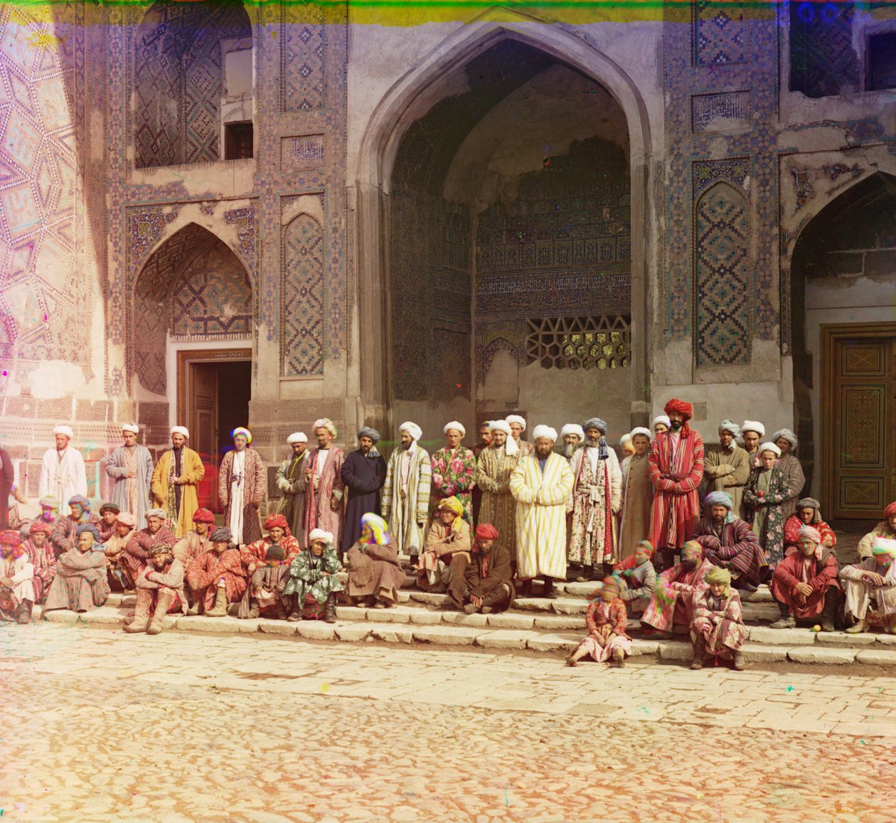 Sur les marches de la mosquée à Samarcande, 1905-1915 - Sergey Prokudin Gorsky