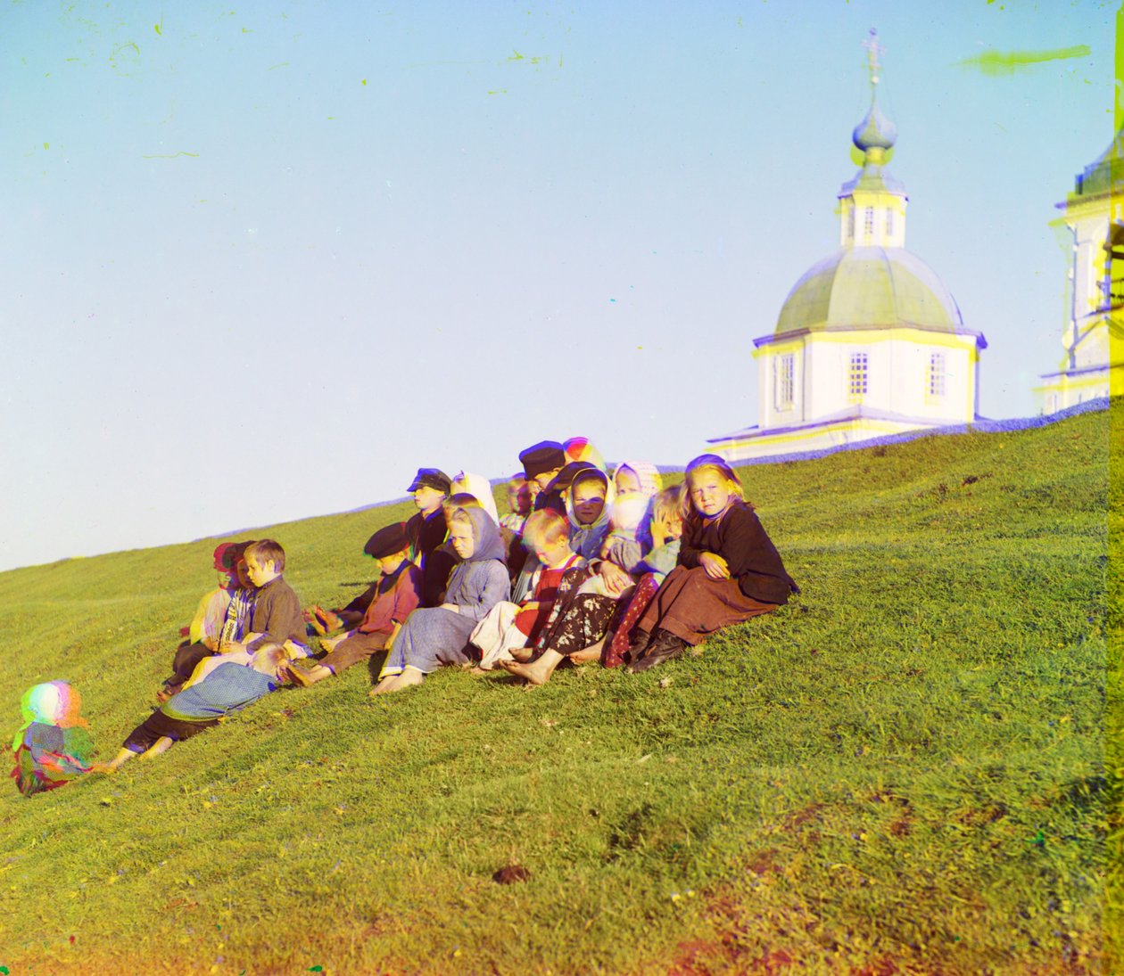 Enfants russes assis sur le flanc d