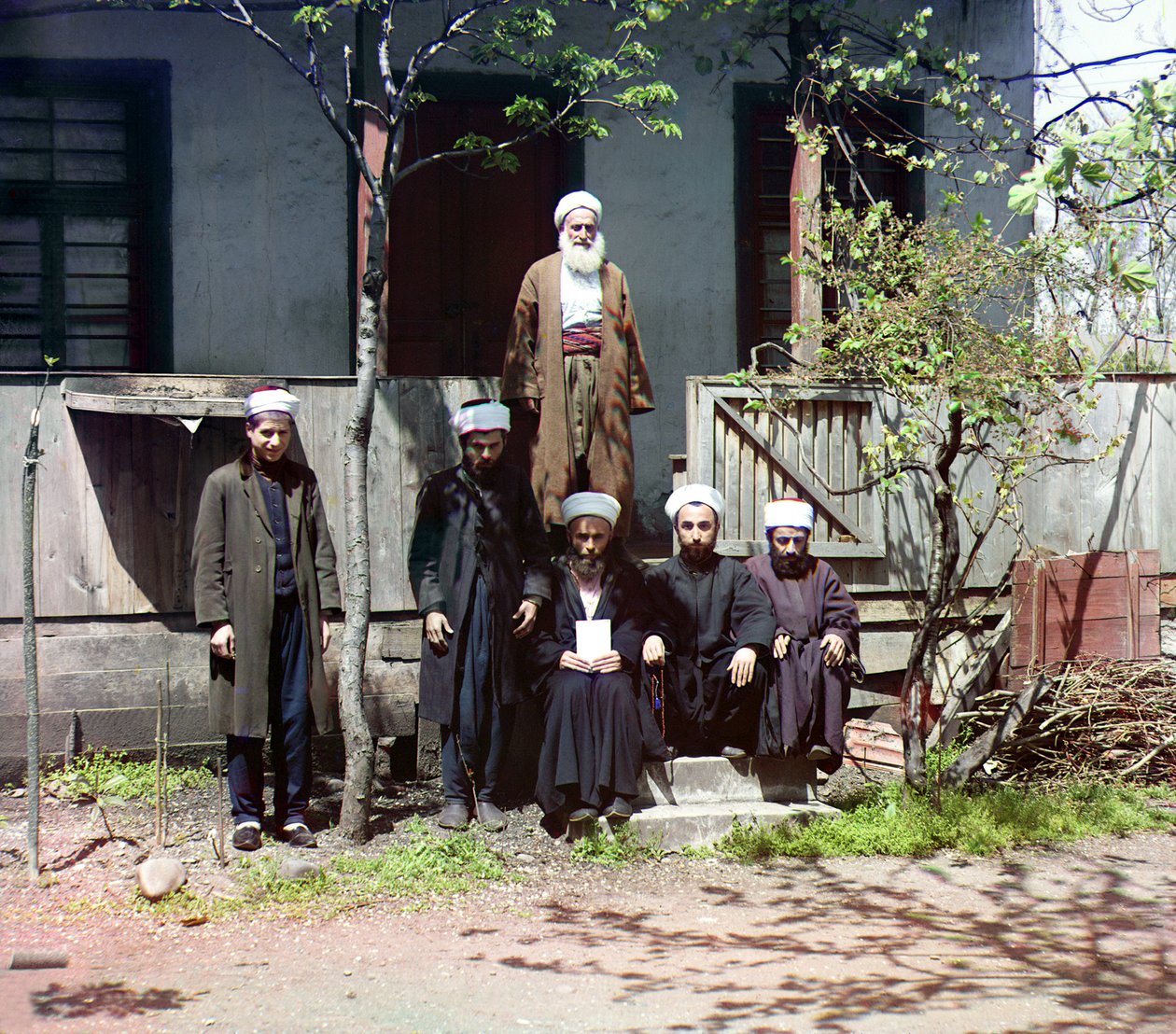 Six hommes devant une maison, Caucase et mer Noire, Empire russe, entre 1905 et 1915 - Sergey Prokudin Gorsky