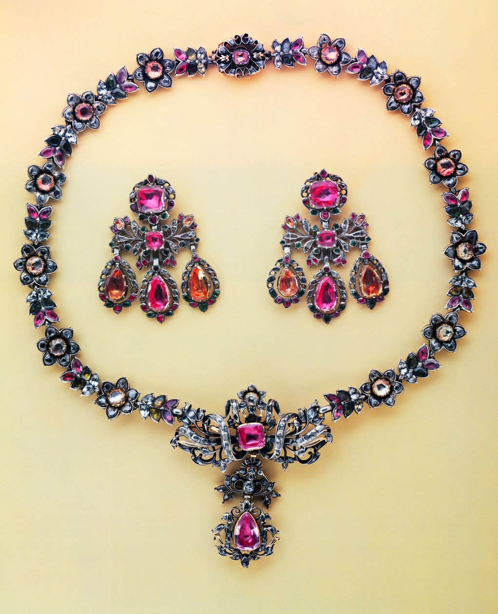 Collier de topazes de différentes couleurs et de diamants roses, espagnol, 18ème siècle - Spanish School