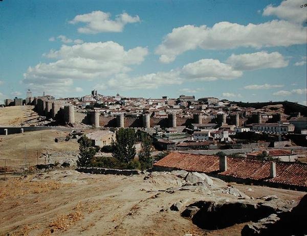 Vue panoramique des anciens remparts de la ville, XIe-XIIe siècle - Spanish School