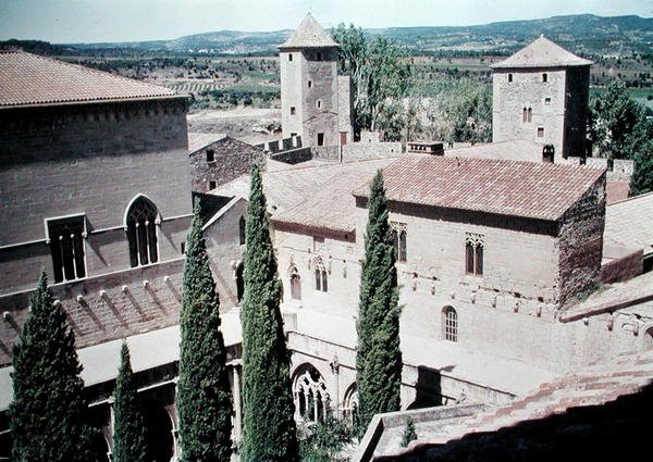 Vue du Monastère de Santa Maria de Poblet, fondé en 1149 et restauré en 1940 - Spanish School