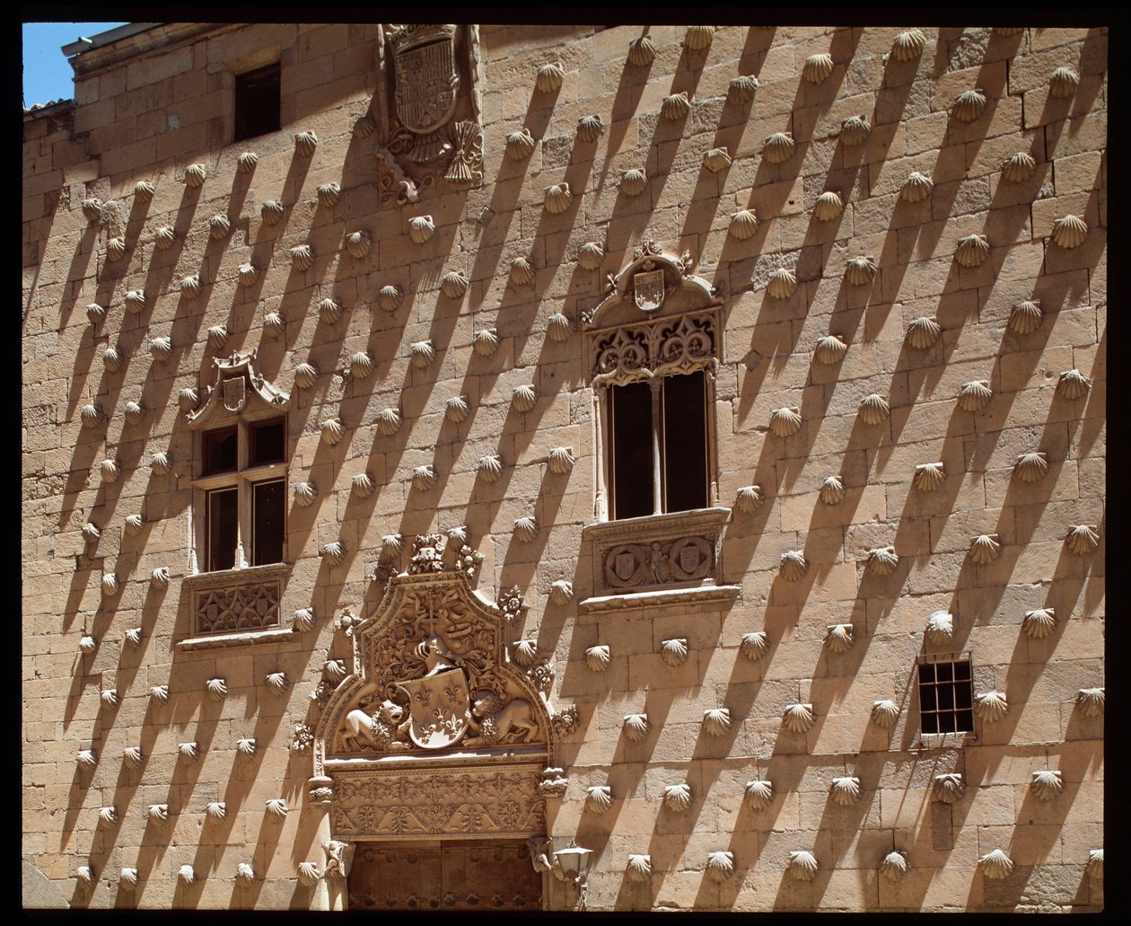 Vue de la façade gothique (1493-1517) - Spanish School