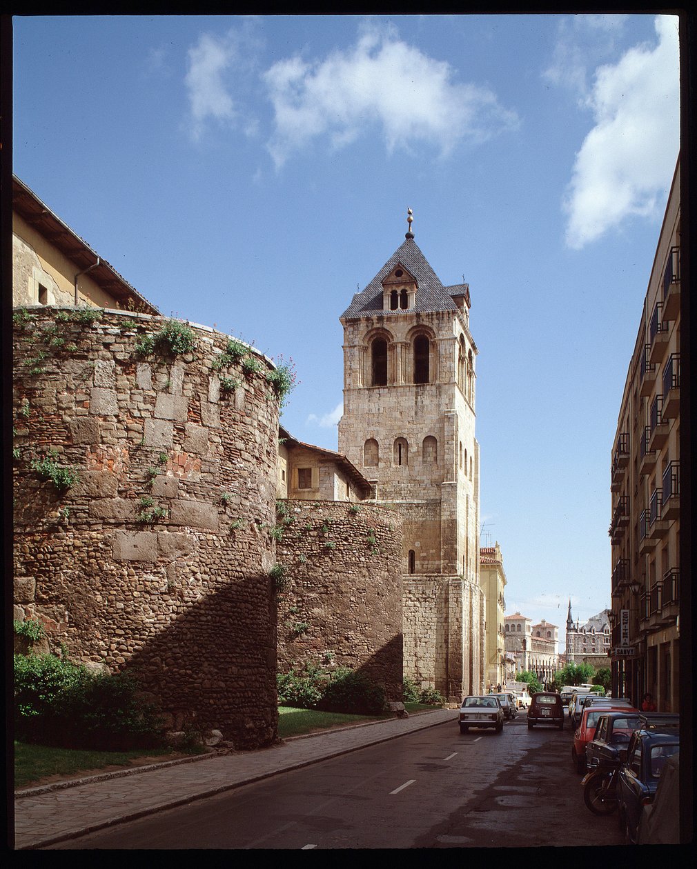Vue de la basilique et des murs romains - Spanish School
