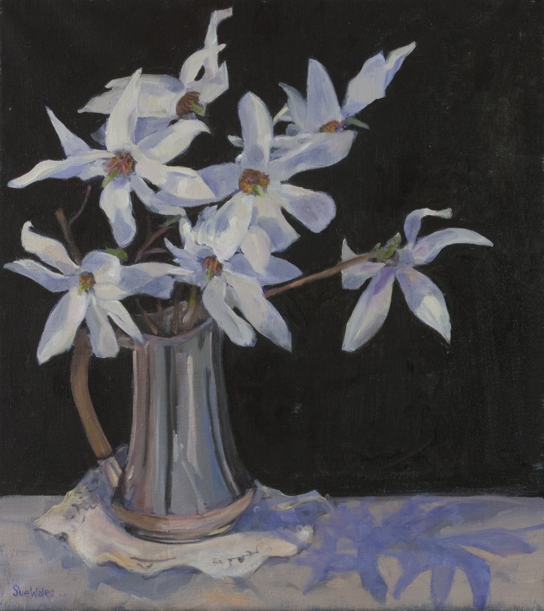 Magnolias blancs dans un pichet en argent, 2019 - Sue Wales