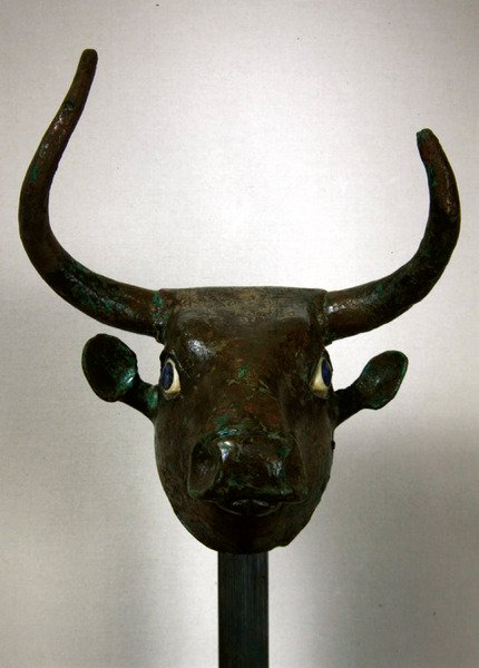 Tête de taureau, avec inscription sumérienne royale, monture pour un meuble ou une harpe, après restauration, de Telloh (ancien Girsu) Période dynastique ancienne, vers 2500-2400 av. J.-C. - Sumerian