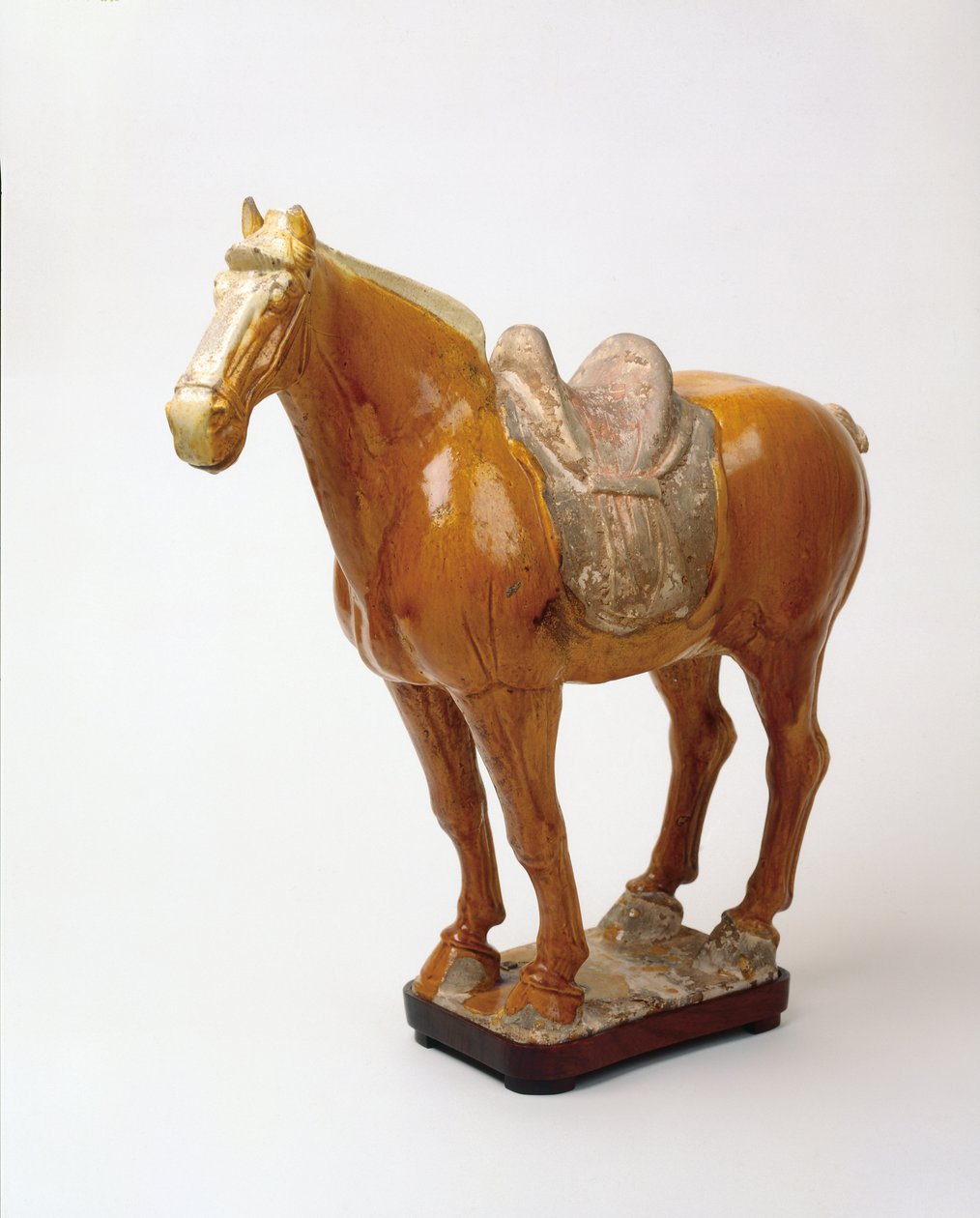 Cheval avec selle, dynastie Tang, 618-907 A.D. - Tang Dynasty Chinese School