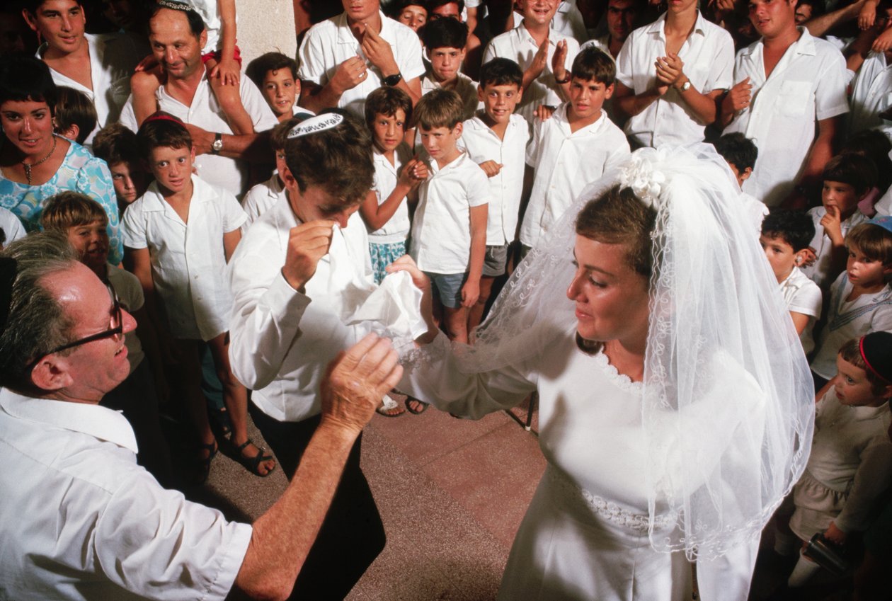 Kibboutzniks dansant autour de la mariée et du marié - Ted Spiegel