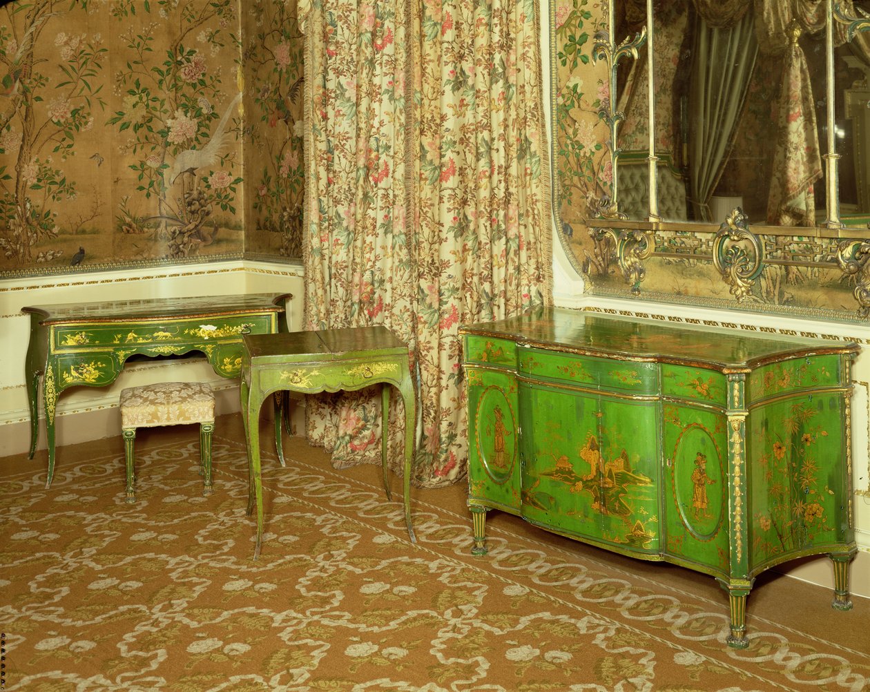 Mobilier laqué vert et or dans la chambre d