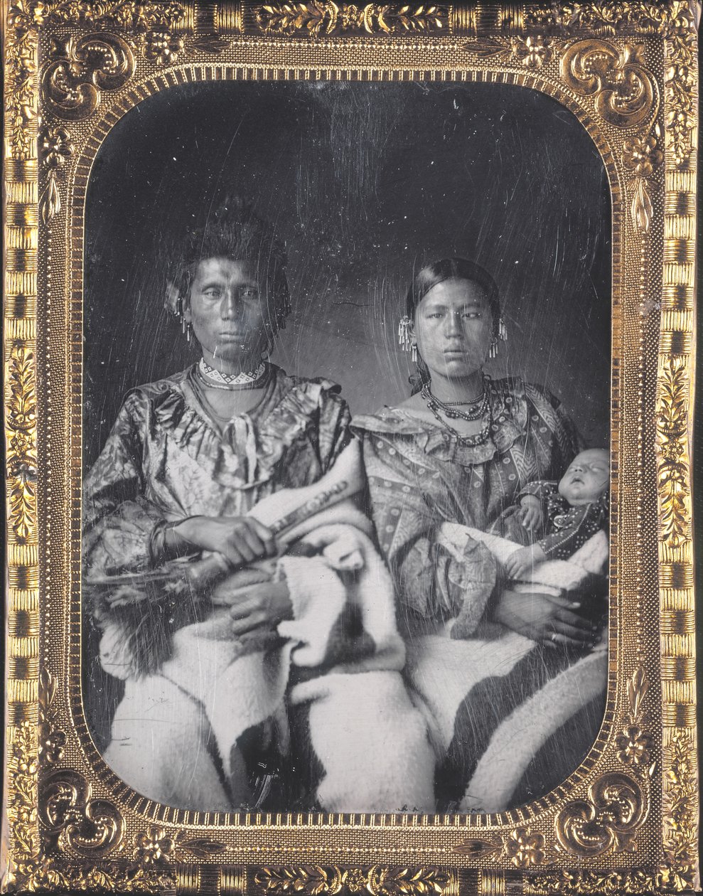 Portrait de Mahee (Couteau) avec sa femme Kunzanya et leur enfant de l