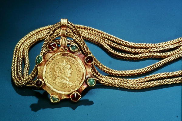 Pièce de monnaie, du règne de Caracalla montée sur un pendentif, 249 (or) - Thracian