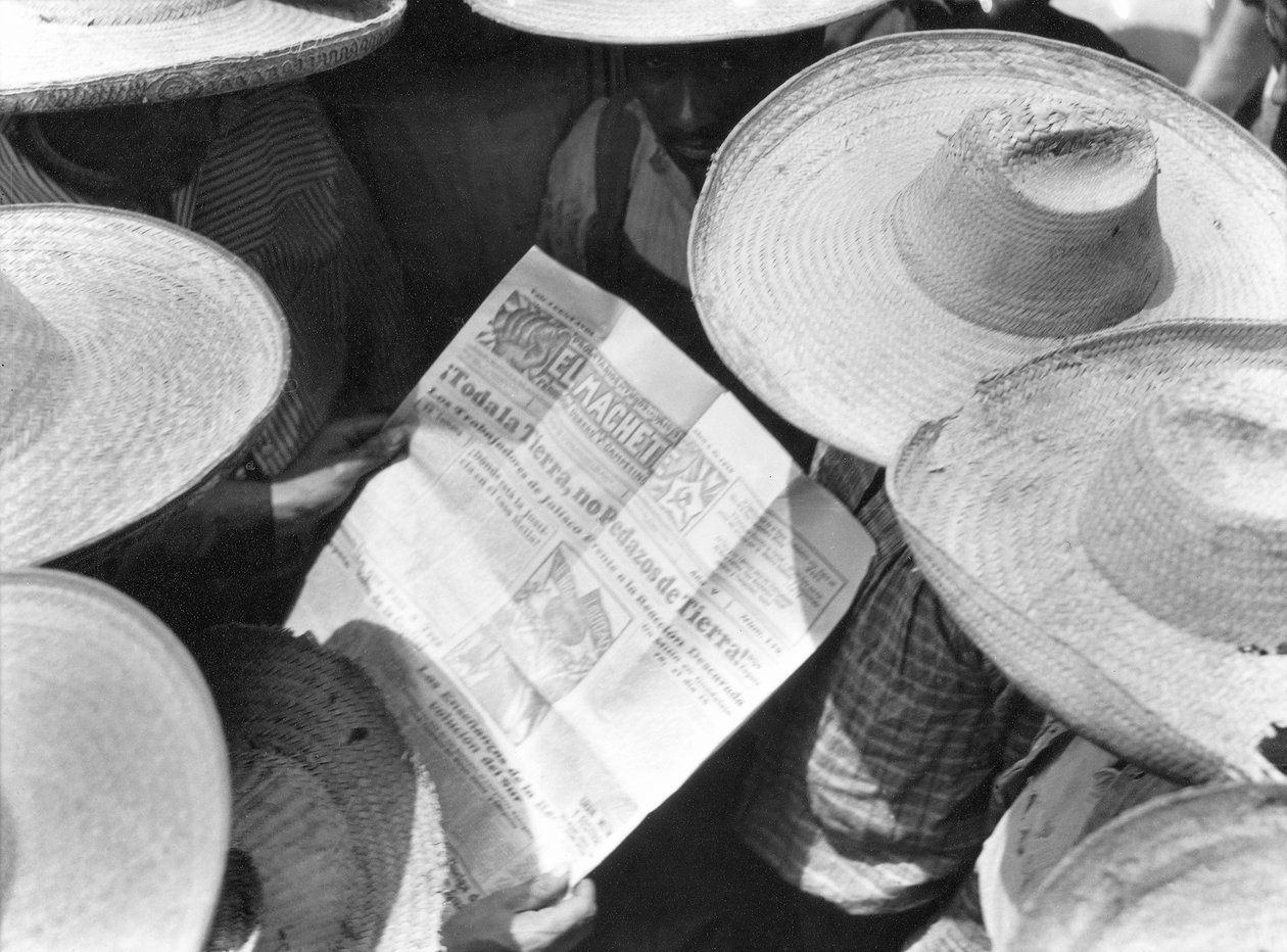 Campesinos lisant El Machete, Mexico, 1929 - Tina Modotti