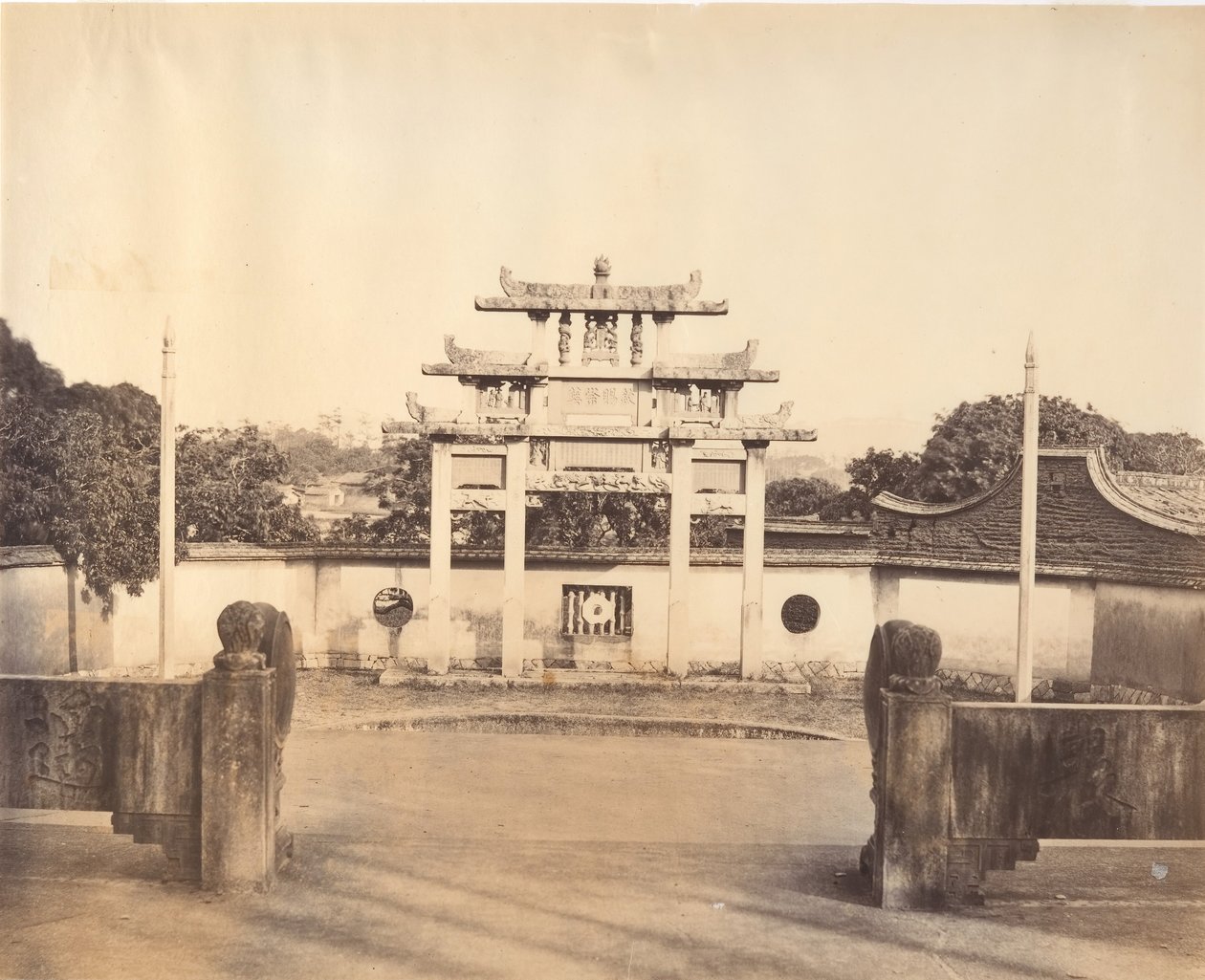 Arc de triomphe, Foochow, vers 1869 - Tung Hing.