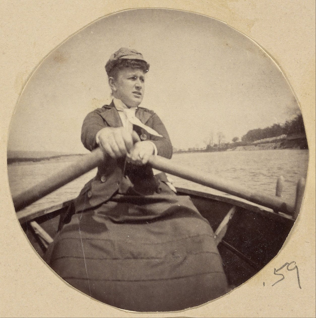 Femme en chapeau ramant un bateau - Unbekannt Unbekannt