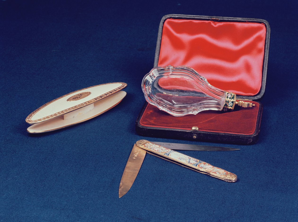 Bouteille de parfum en or et or monté; navette et couteau à fermoir, français, vers 1750 - Unbekannt Unbekannt
