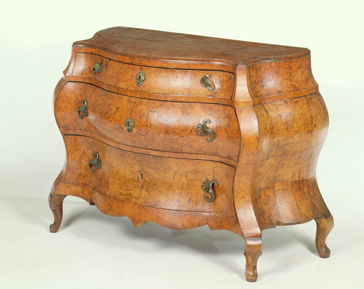 Commode en noyer du nord de l