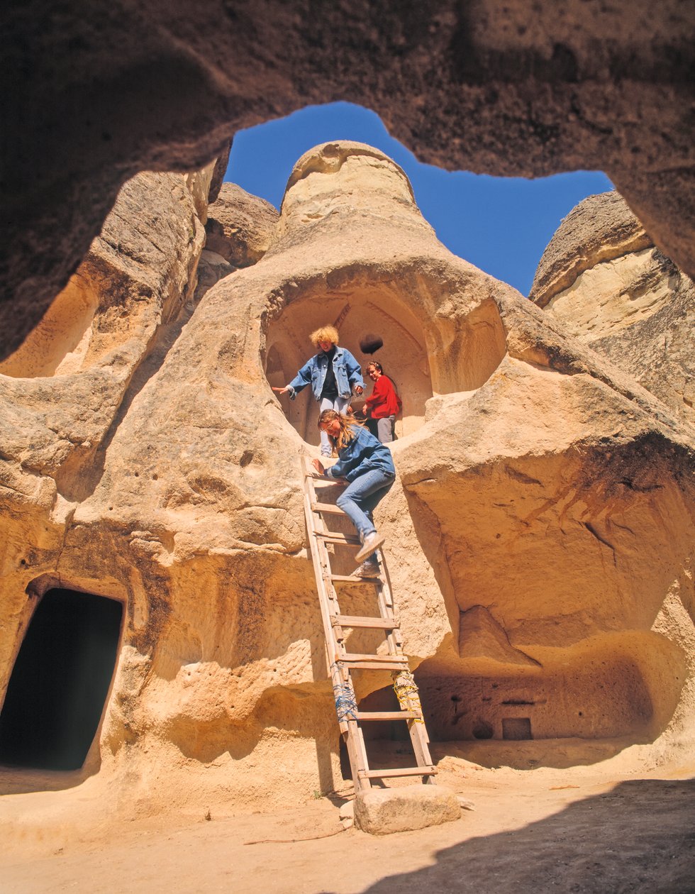 Touristes explorant des maisons troglodytes - Unbekannt Unbekannt