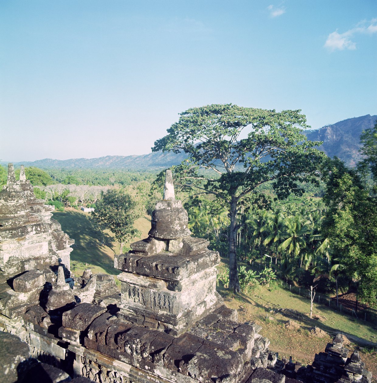 Vue depuis le monument montrant une balustrade surmontée de petits stupas ou dagobs, érigée vers 800 - Unbekannt Unbekannt