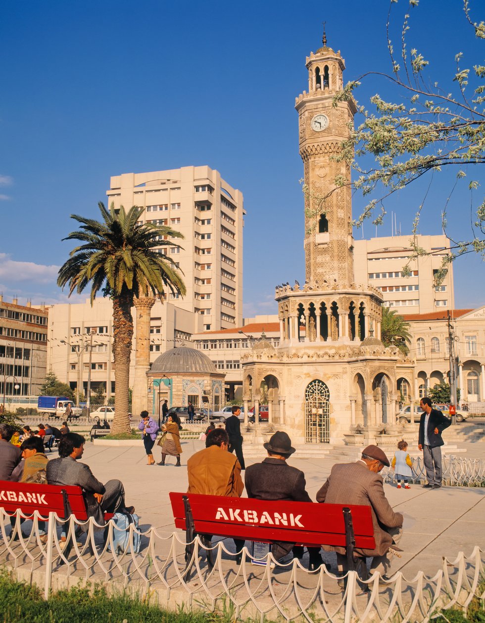 Vue de la place Konak montrant la tour de l